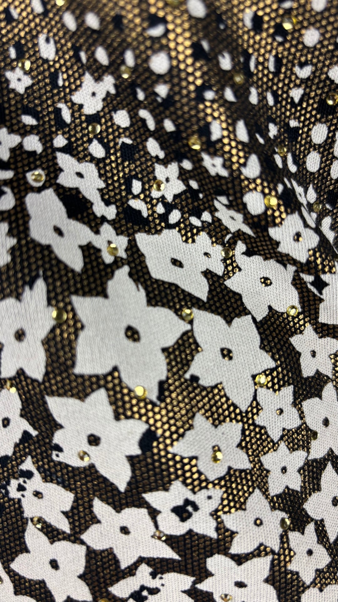 Chandail noir à motifs et cristaux dorés Olsen, taille 10 (m). Vue de près du motif.