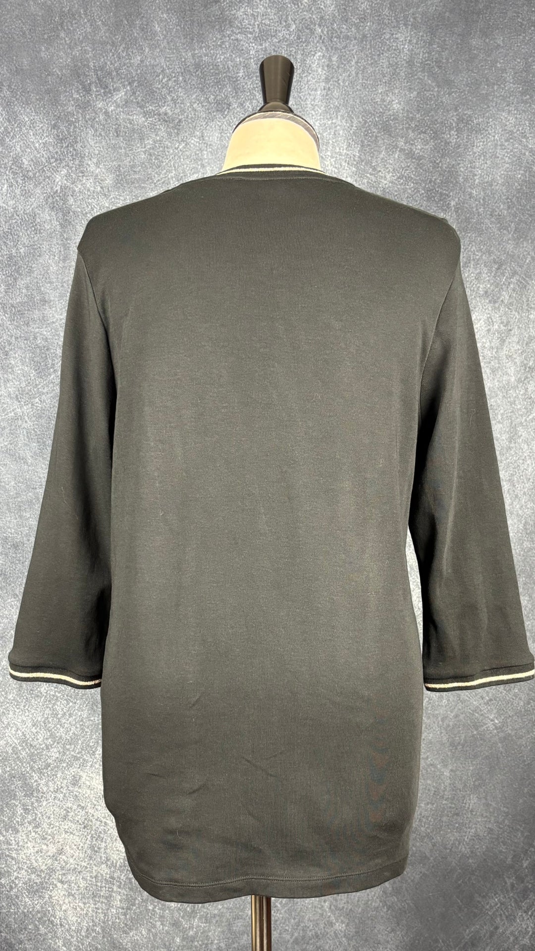 Chandail noir à motifs et cristaux dorés Olsen, taille 10 (m). Vue de dos.