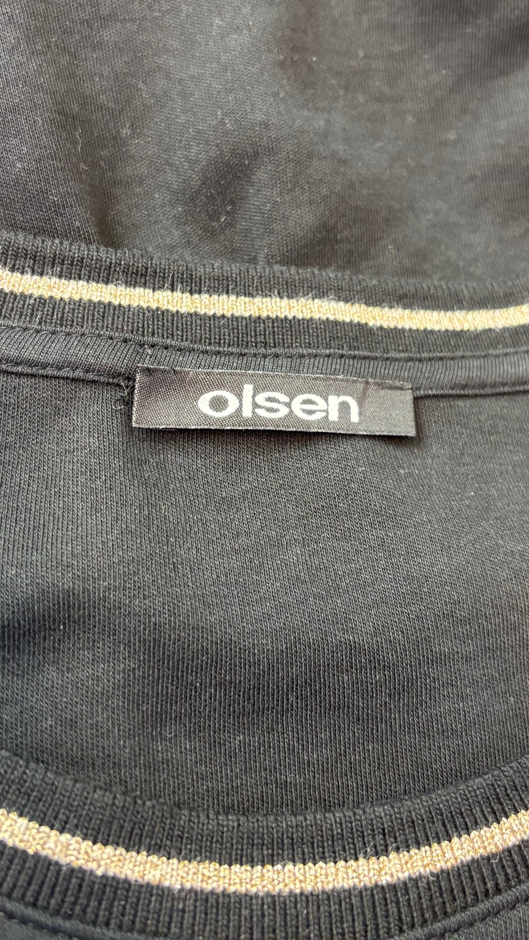 Chandail noir à motifs et cristaux dorés Olsen, taille 10 (m). Vue de l'étiquette.