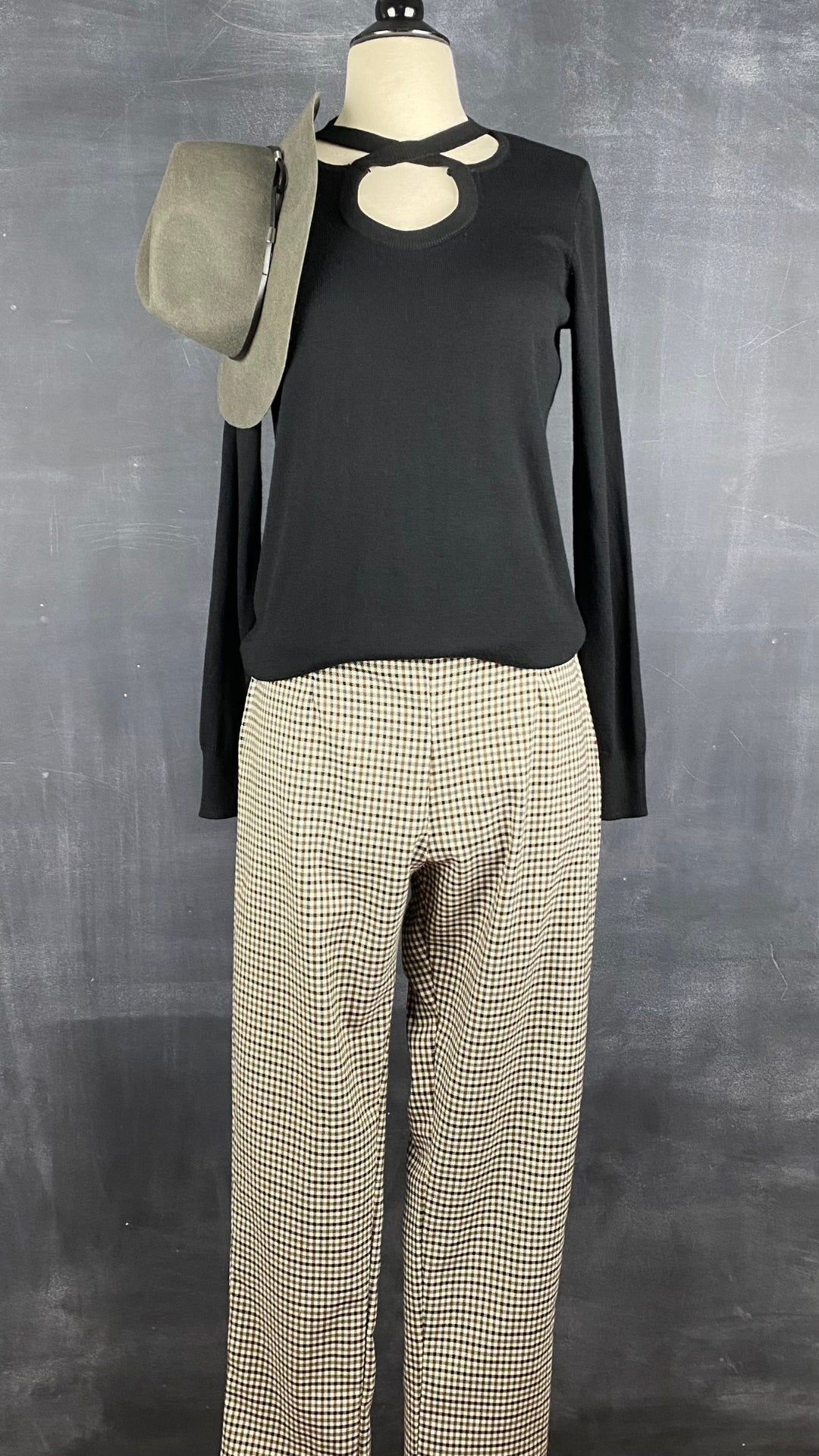Chandail noir en tricot à encolure à ouvertures majestueuses Michael Kors, taille small. Vue de l'agencement avec le pantalon pied-de-poule automnal Essentiels & Co.