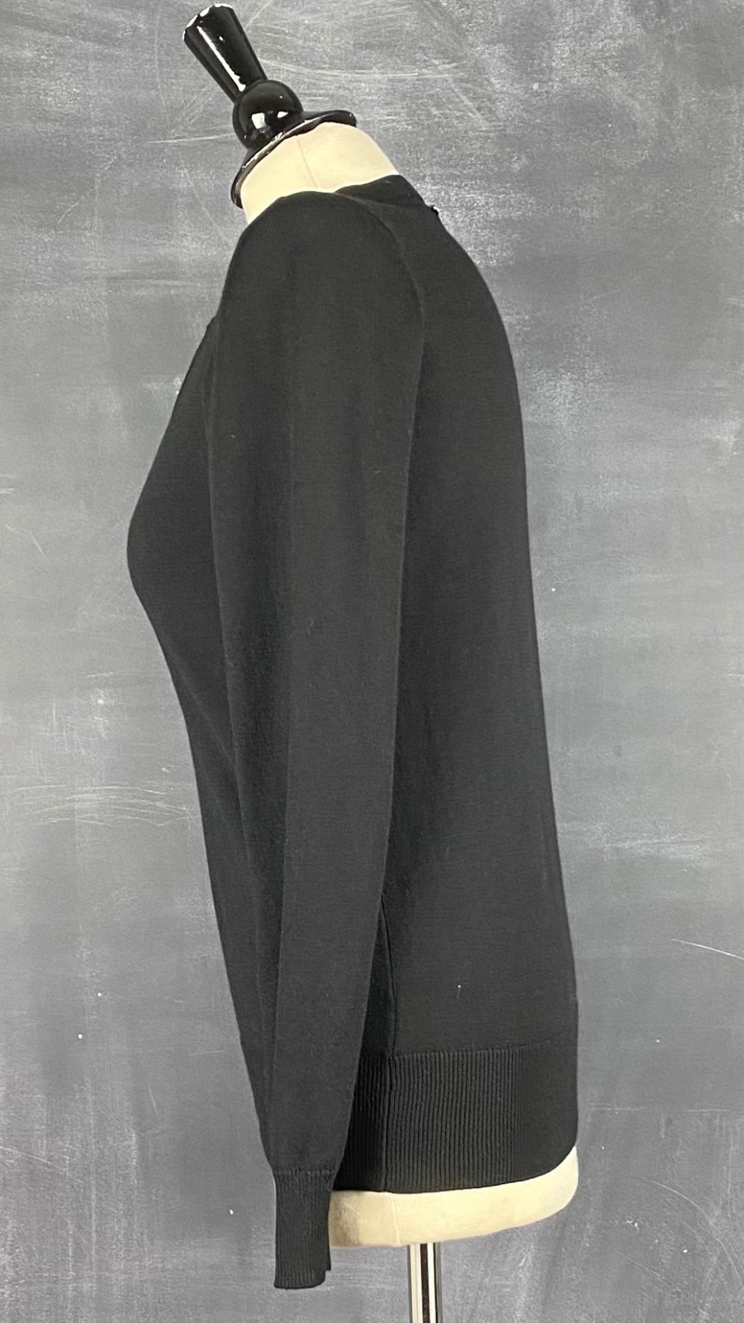 Chandail noir en tricot à encolure à ouvertures majestueuses Michael Kors, taille small. Vue de côté.