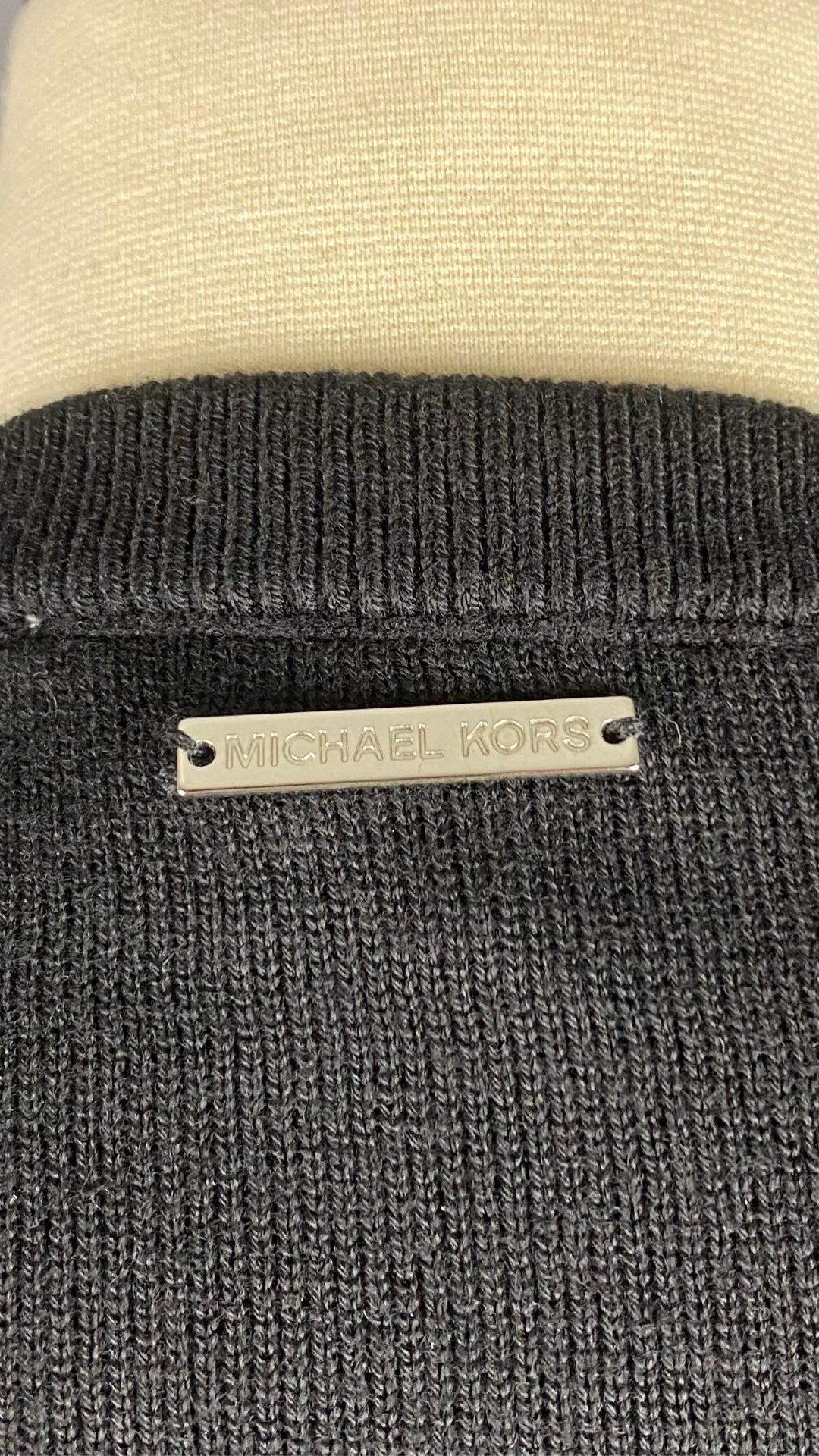 Chandail noir en tricot à encolure à ouvertures majestueuses Michael Kors, taille small. Vue du détail du haut du dos.