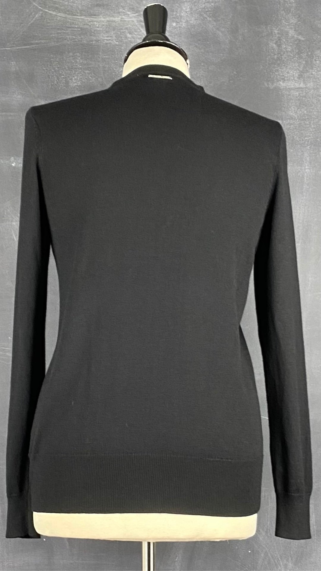 Chandail noir en tricot à encolure à ouvertures majestueuses Michael Kors, taille small. Vue de dos.