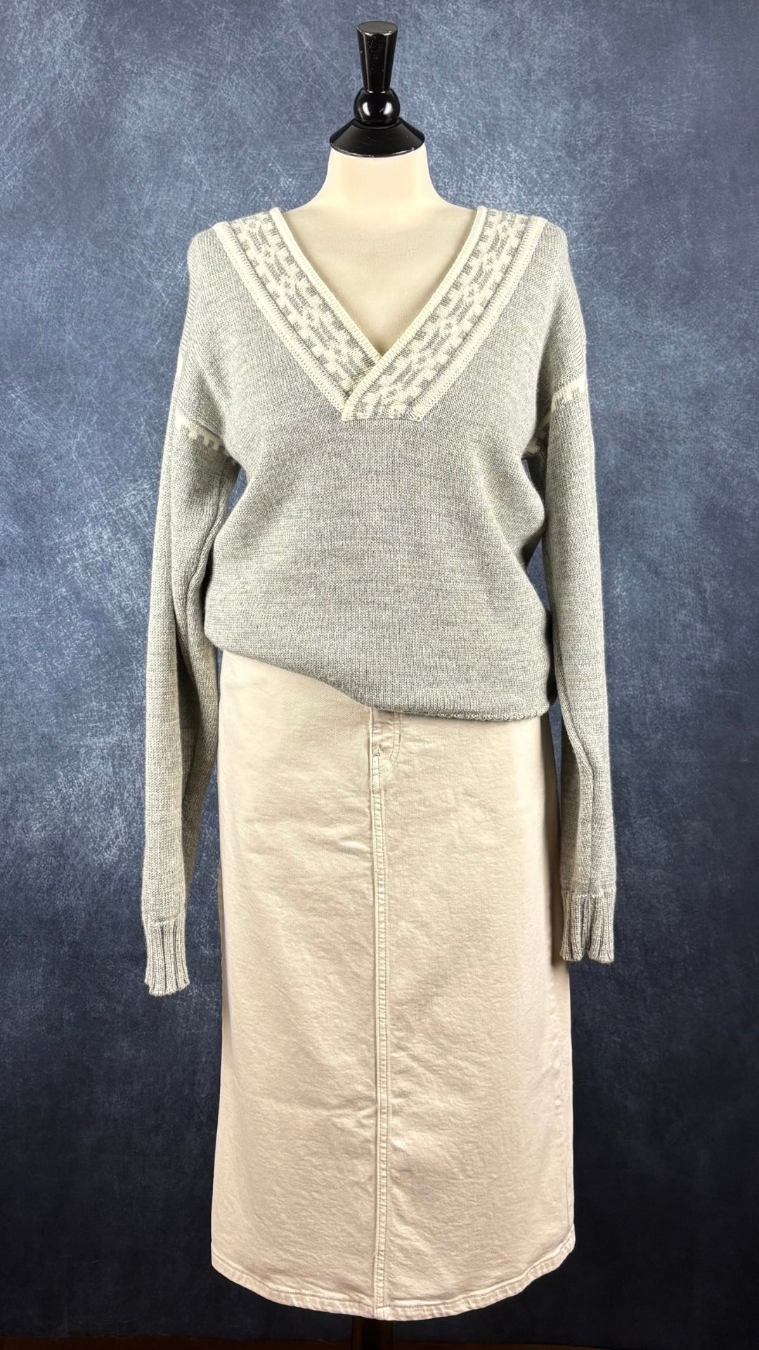 Chandail norvégien gris et crème en laine vierge et col en V, Dale of Norway, taille large. Vue de l'agencement avec la jupe en denim crème Banana Republic.