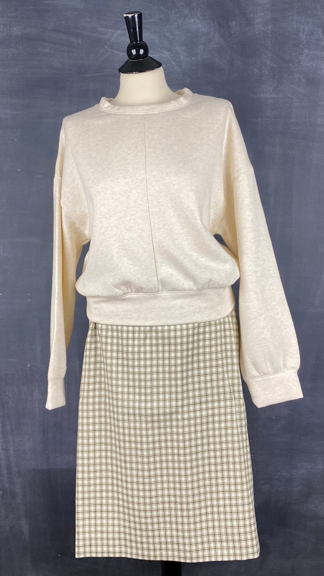 Chandail ouaté col rond confort suprême, Sève&Co., plusieurs tailles disponibles, 2 couleurs. Vue de l'agencement avec une jupe en lainage Lucia.