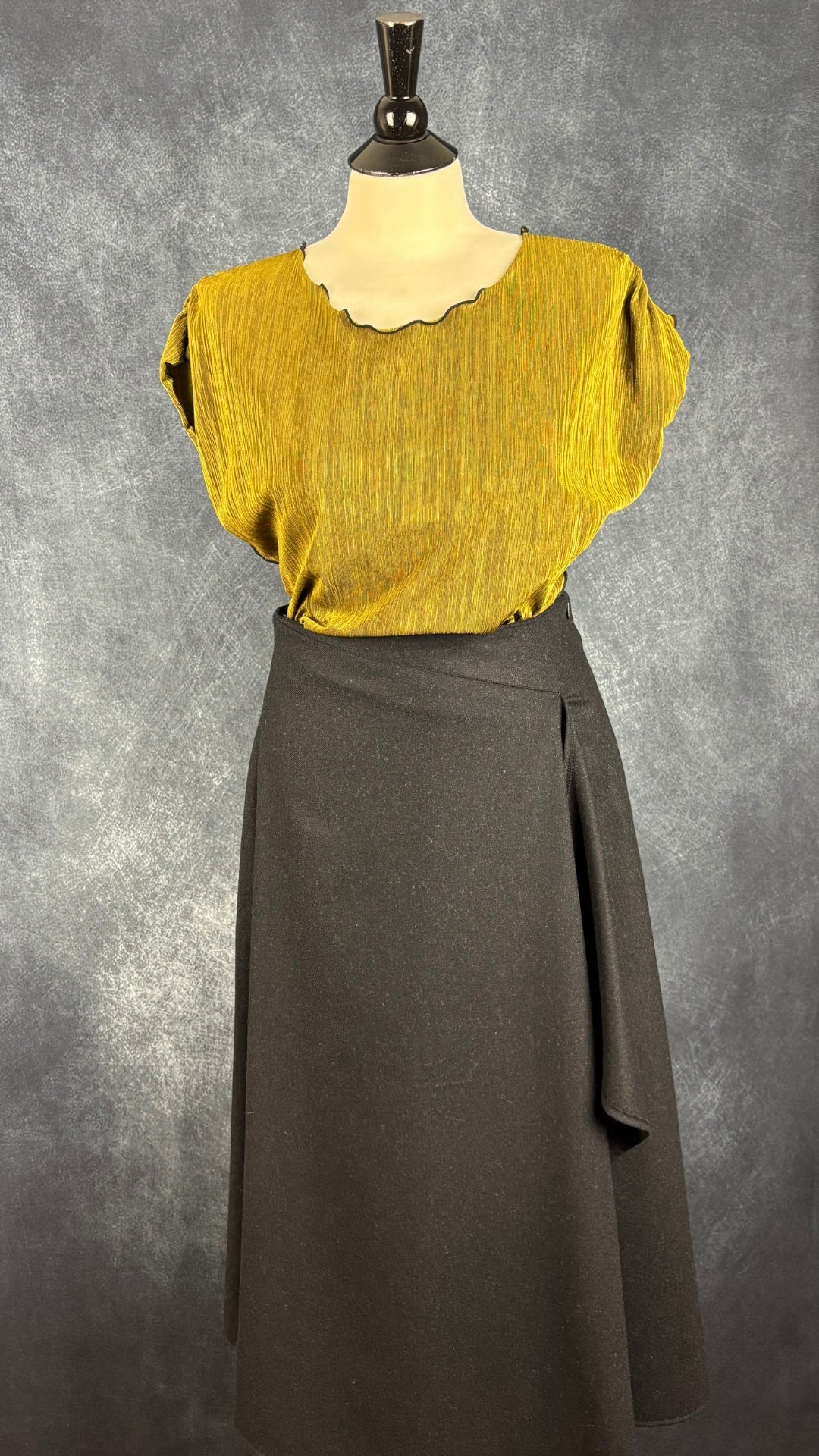 Chandail plissé chartreuse dorée liséré noir Danielle Nault, taille medium. Vue de l'agencement avec la jupe longue noire en lainage Massimo Dutti.