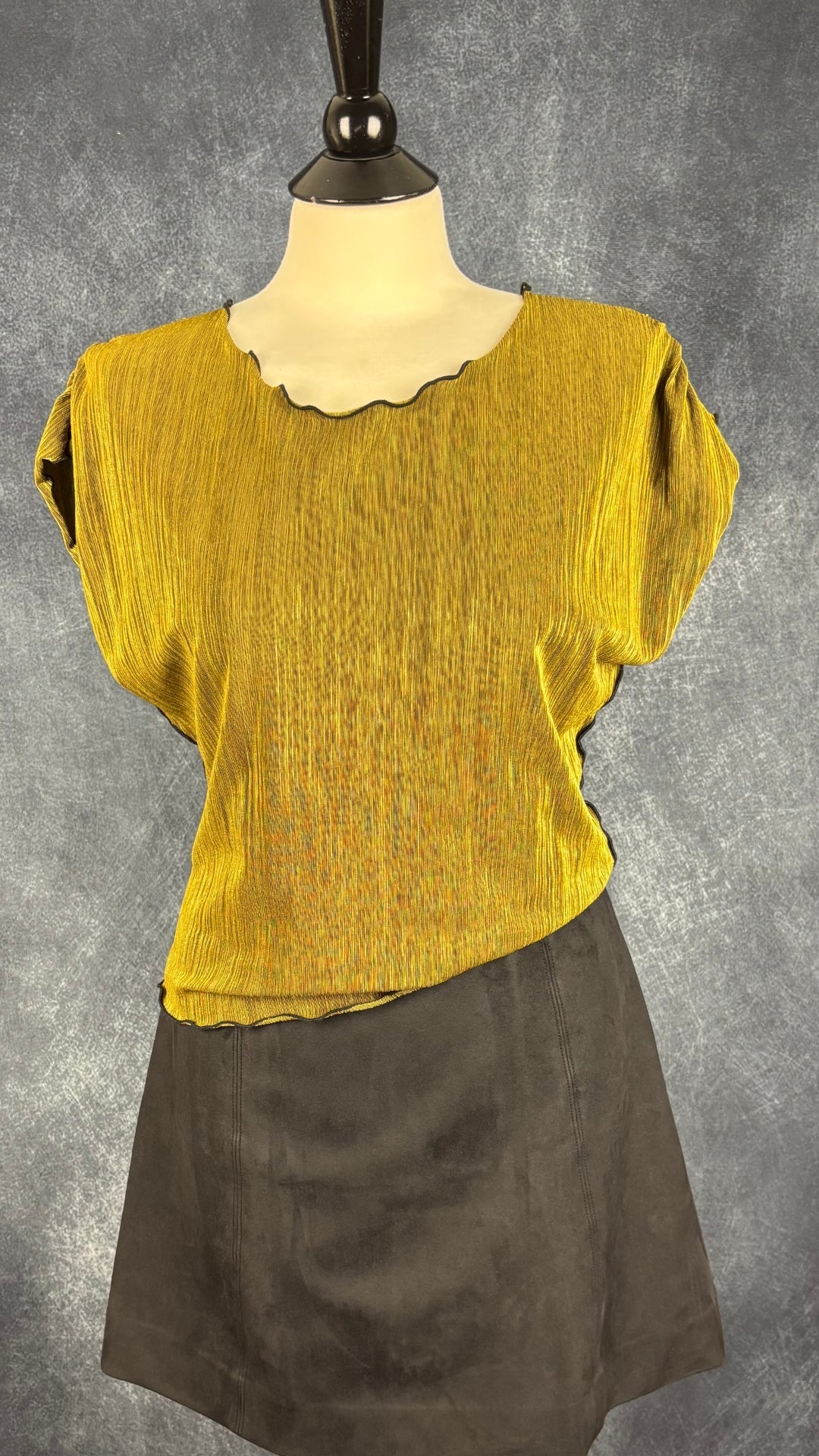Chandail plissé chartreuse dorée liséré noir Danielle Nault, taille medium. Vue de l'agencement avec la jupe noire suédée Babaton.