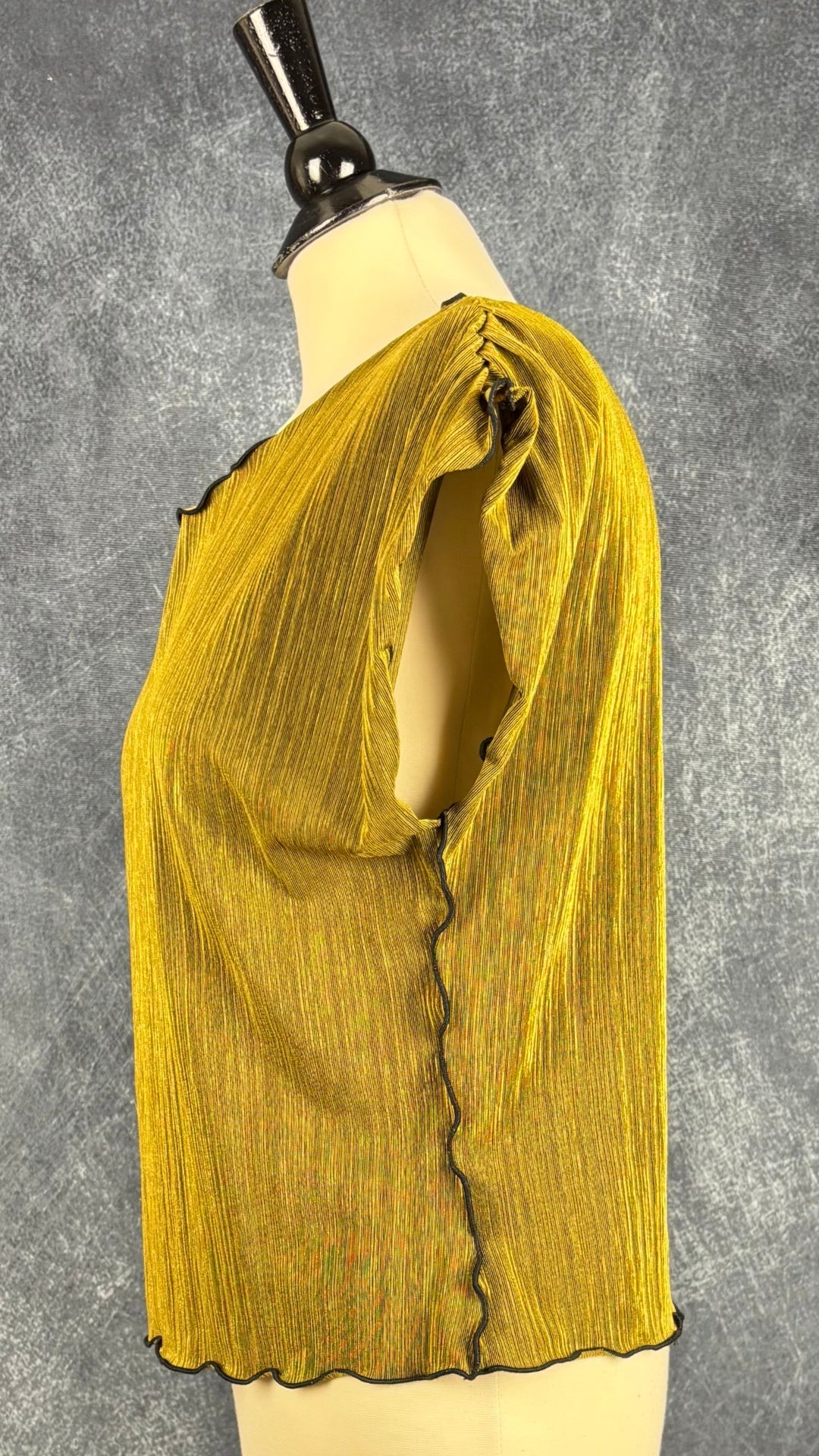 Chandail plissé chartreuse dorée liséré noir Danielle Nault, taille medium. Vue de côté.