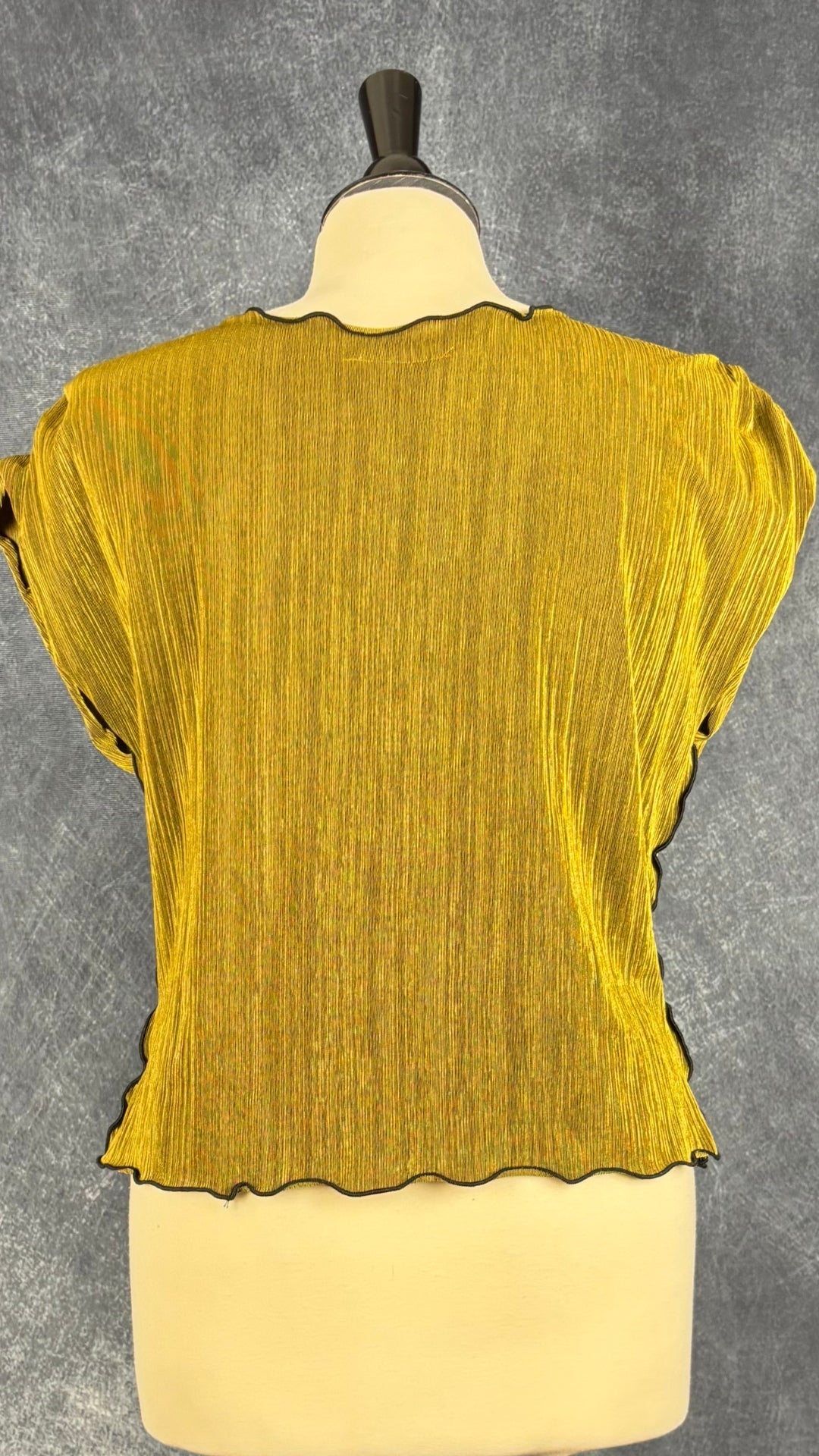 Chandail plissé chartreuse dorée liséré noir Danielle Nault, taille medium. Vue de dos.
