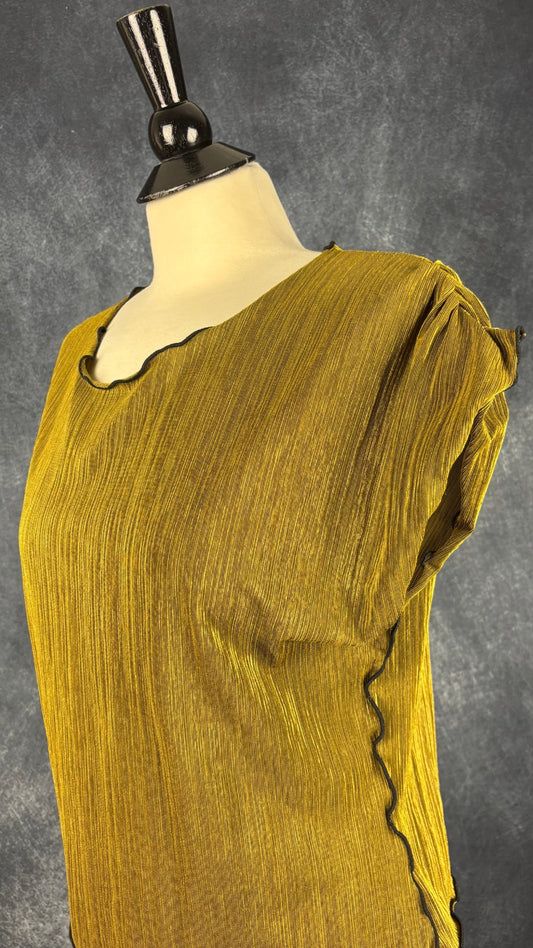 Chandail plissé chartreuse dorée liséré noir Danielle Nault, taille medium. Vue de l'encolure.