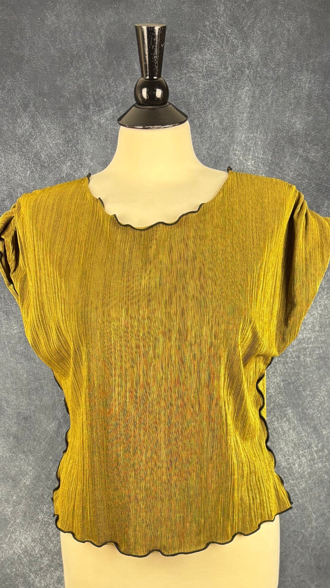 Chandail plissé chartreuse dorée liséré noir Danielle Nault, taille medium. Vue de face.