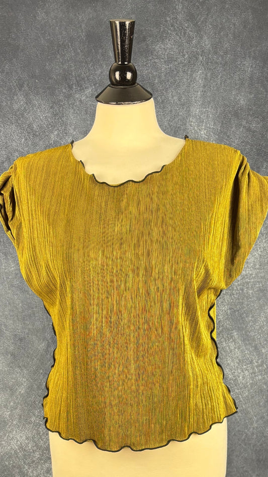 Chandail plissé chartreuse dorée liséré noir Danielle Nault, taille medium. Vue de face.