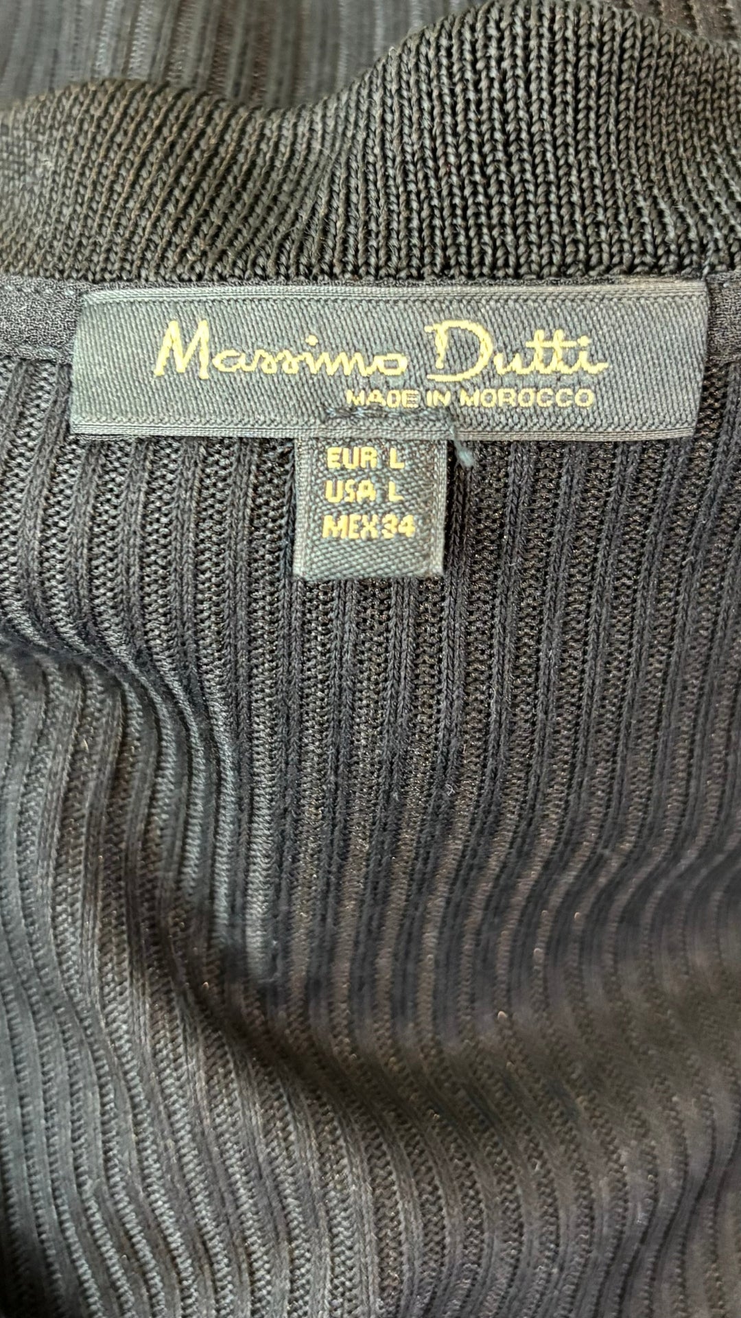 Chandail côtelé polo noir Massimo Dutti, taille large. Vue de l'étiquette.