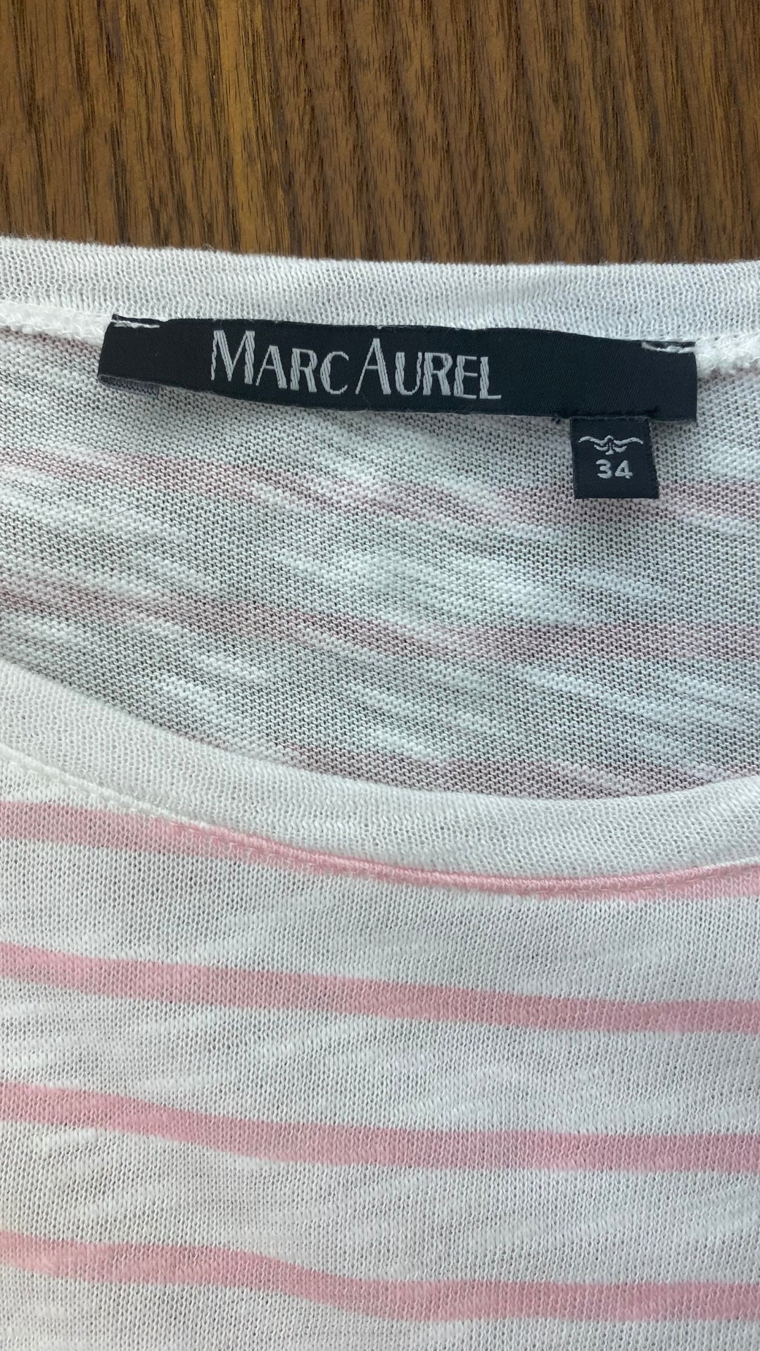 Chandail rayures rose petites manches trompettes, Marc Aurel, taille 34 (xs-s). Vue de l'étiquette de marque et taille.