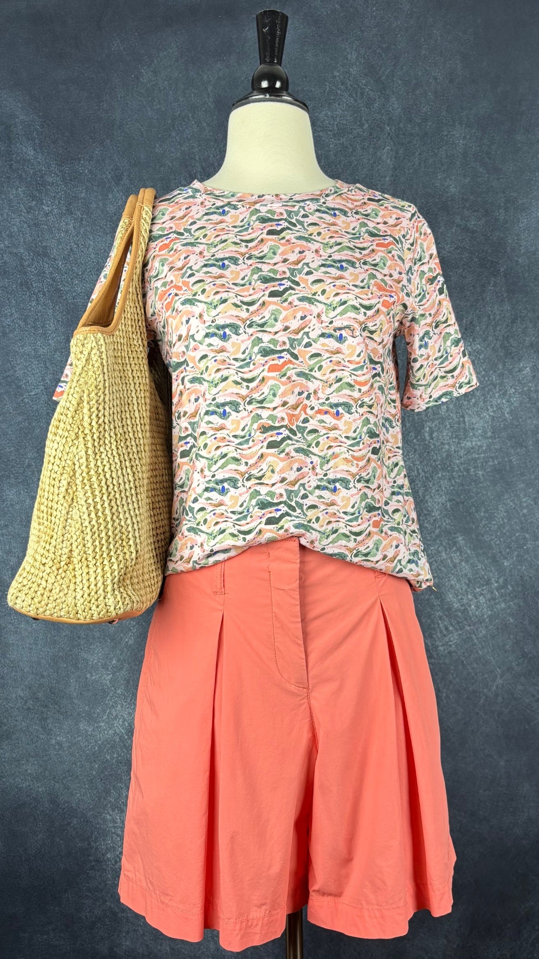 Chandail rose coloré en doux coton bio Scotch & Soda, taille xs. Vue de l'agencement avec le bermuda corail Marc Cain et le sac en paille.