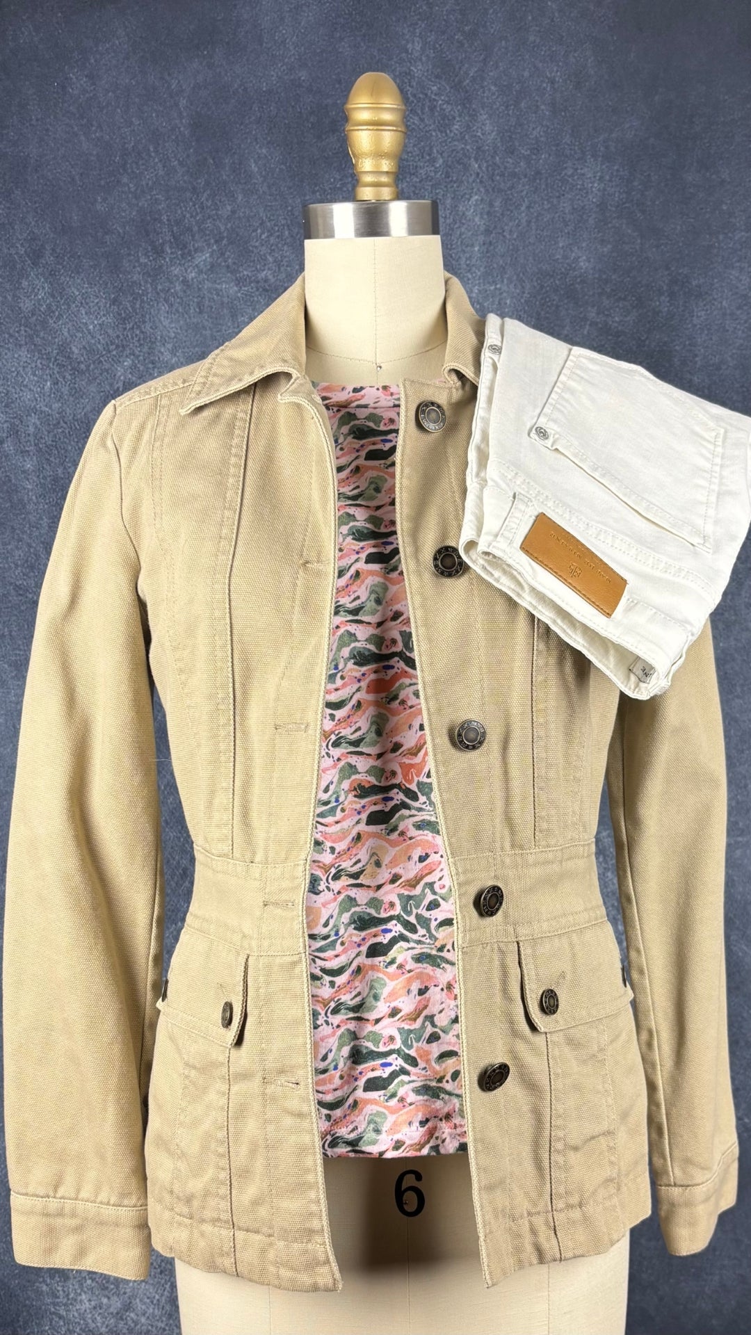 Chandail rose coloré en doux coton bio Scotch & Soda, taille xs. Vue de l'agencement avec le pantalon crème Mat de Misaine et la veste en coton Mexx.