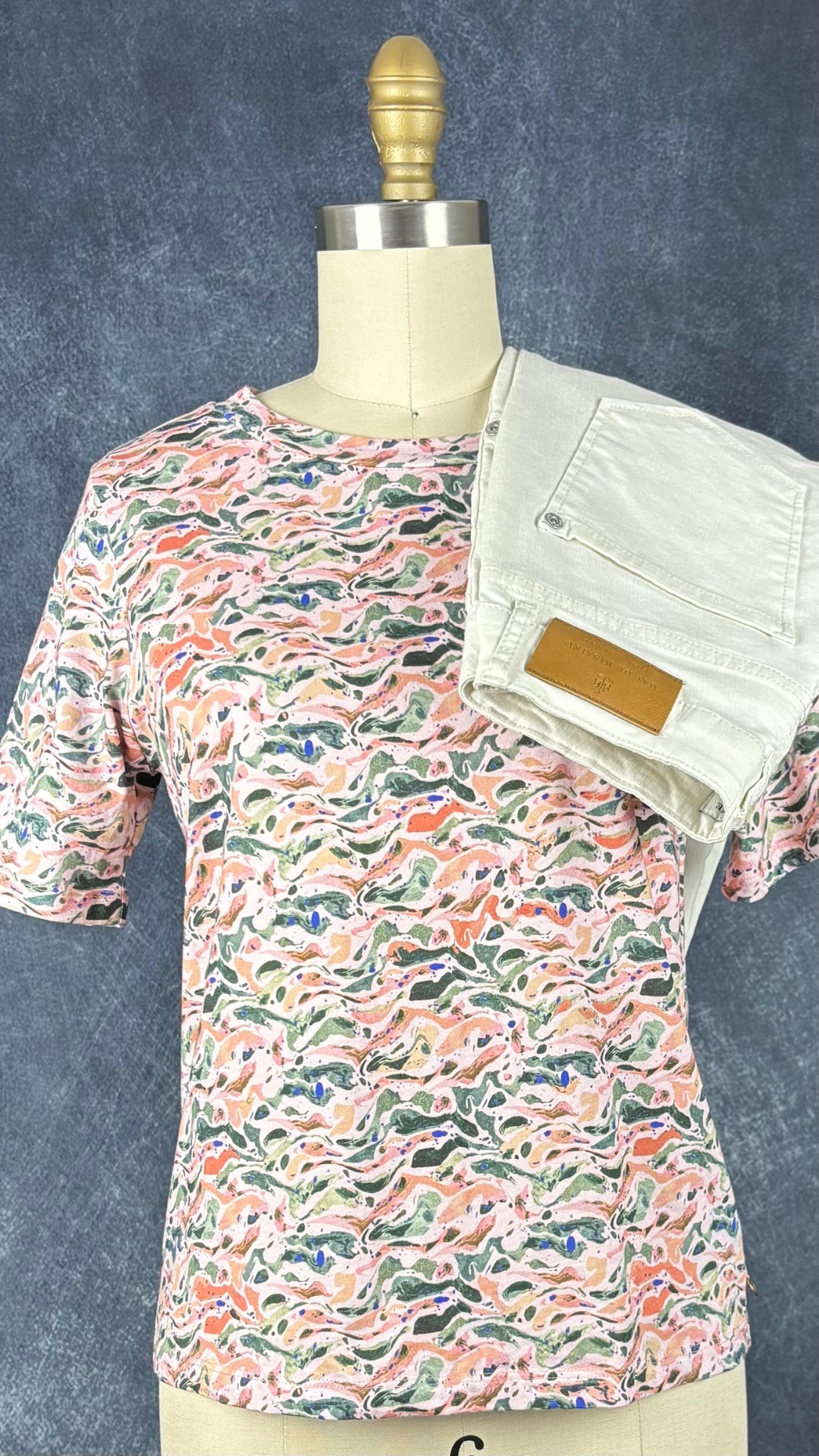 Chandail rose coloré en doux coton bio Scotch & Soda, taille xs. Vue de l'agencement avec le pantalon crème Mat de Misaine.