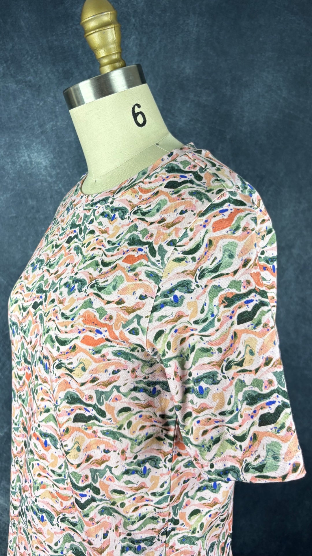 Chandail rose coloré en doux coton bio Scotch & Soda, taille xs. Vue de l'encolure.