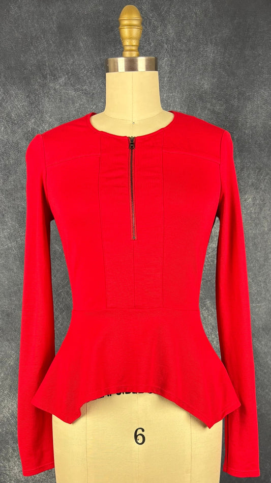 Chandail rouge en ponte à ourlet péplum asymétrique BCBG MaxAzria, taille xs. Vue de face.