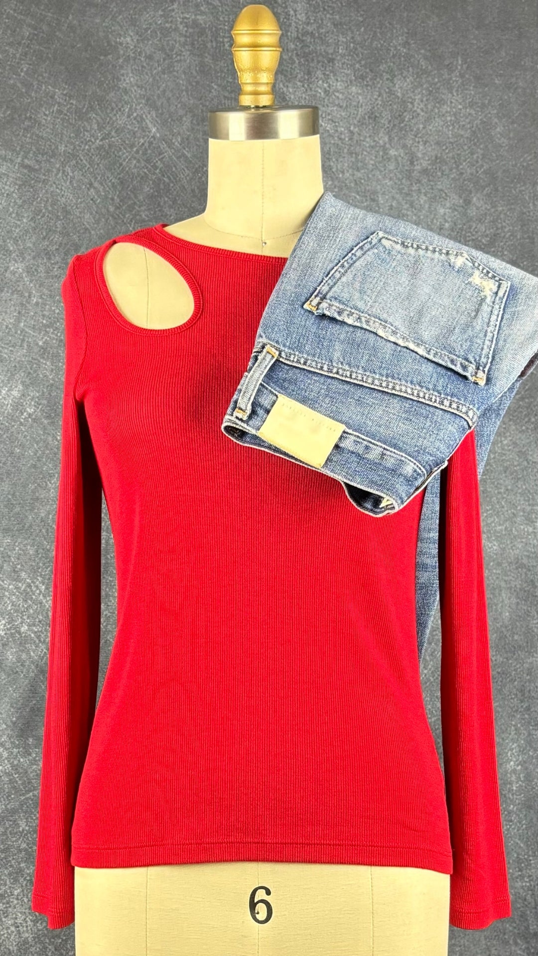 Chandail rouge Tahari, taille small. Vue de l'agencement avec le jeans Citizens of Humanity.