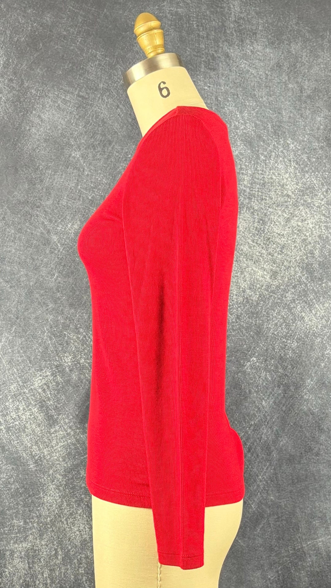 Chandail rouge Tahari, taille small. Vue de côté.