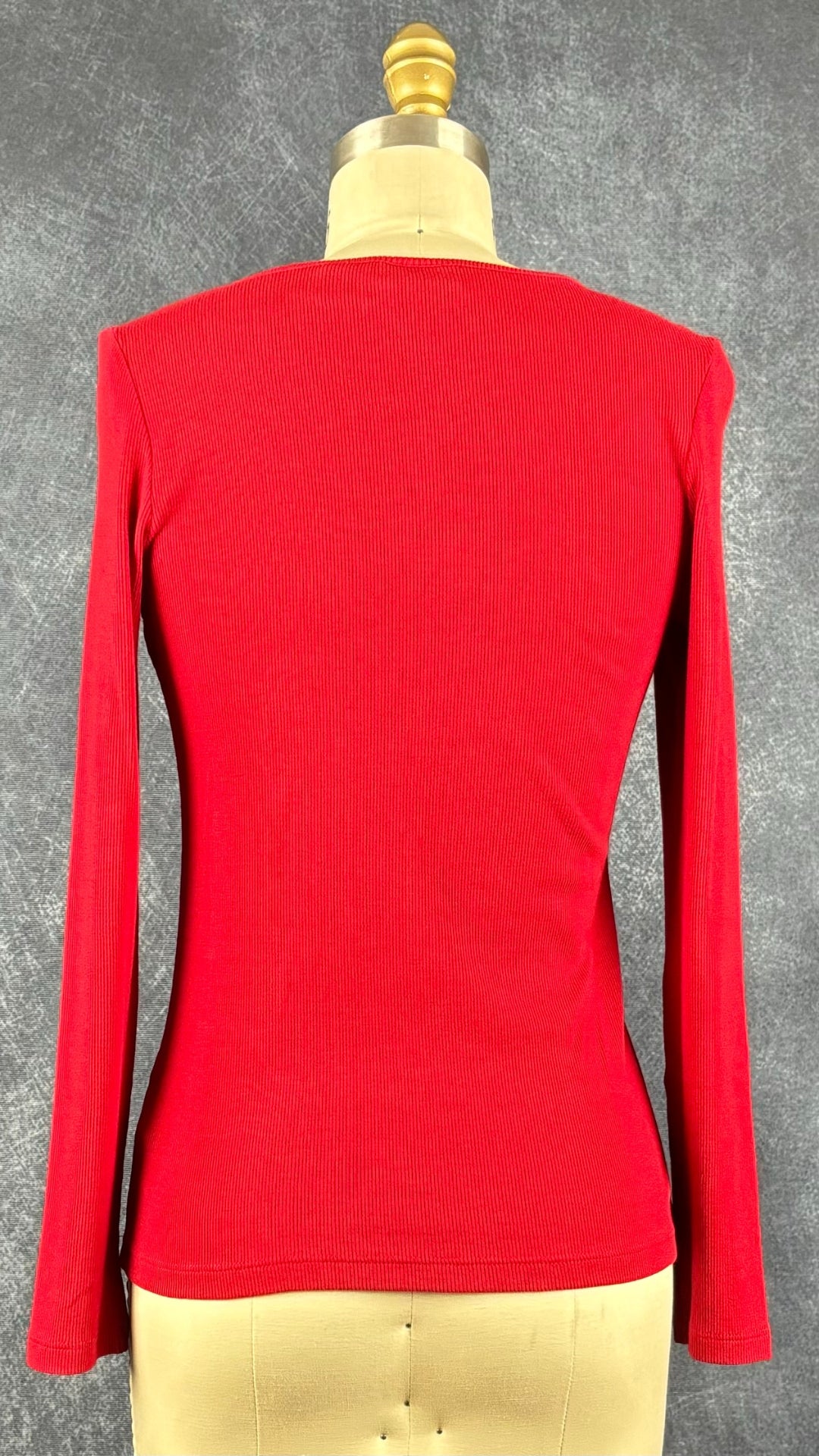 Chandail rouge Tahari, taille small. Vue de dos.