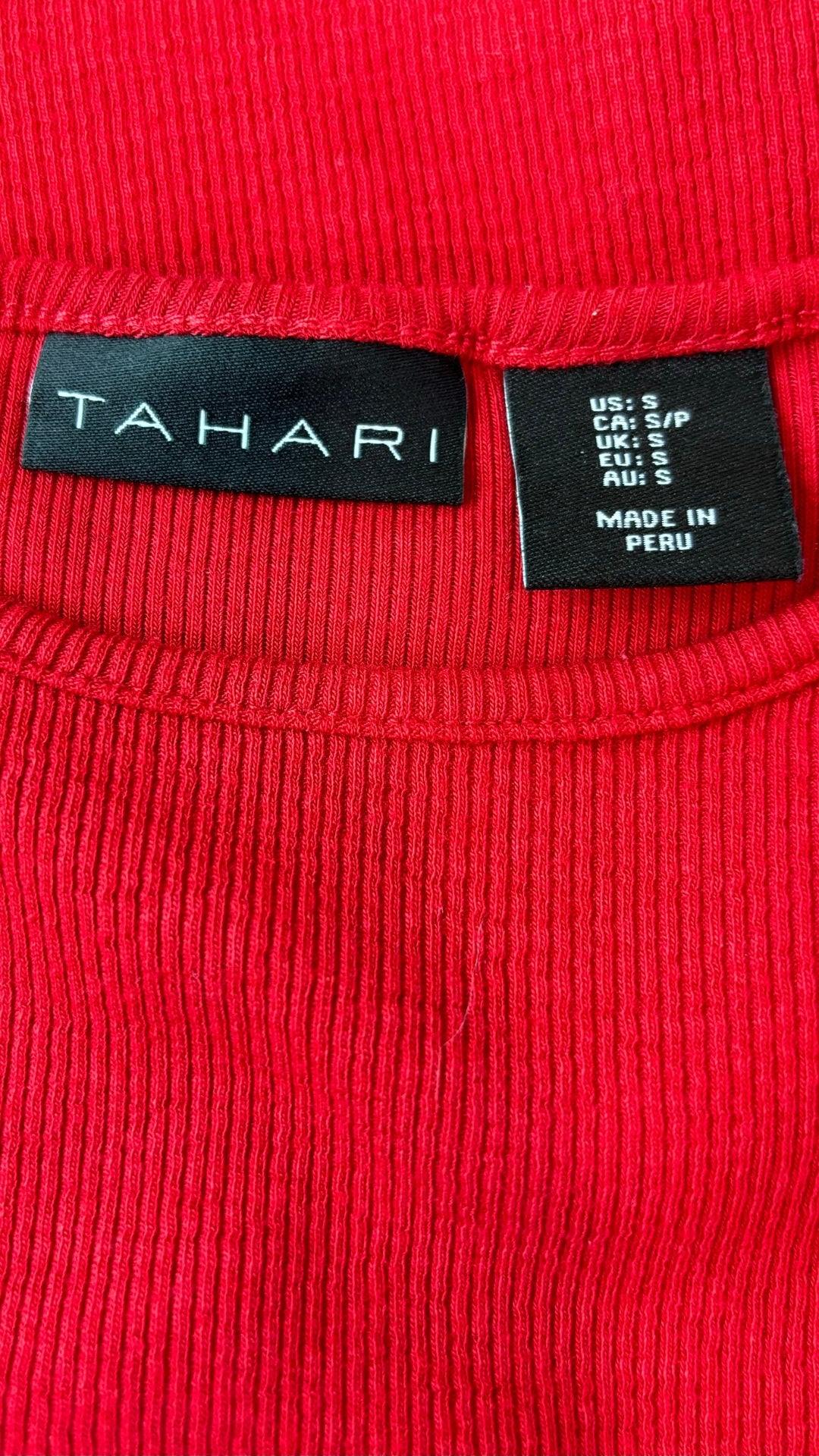 Chandail rouge Tahari, taille small. Vue de l'étiquette.