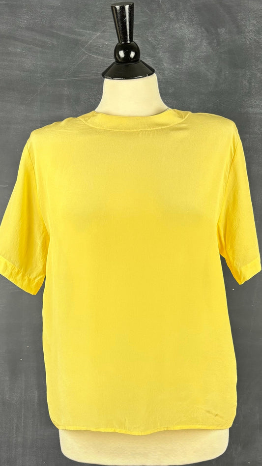 Chandail soie jaune Code One, taille small. Vue de face.