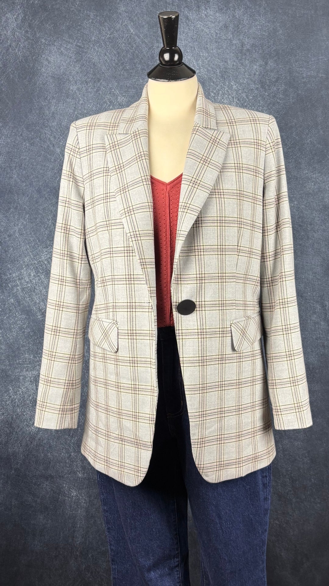 Chandail en tricot fin ajouré en mélange de coton et laine rouille rosé Part Two, taille medium. Vue de l'agencement avec le jeans foncé Denim Forum et le blazer à carreaux Tristan.
