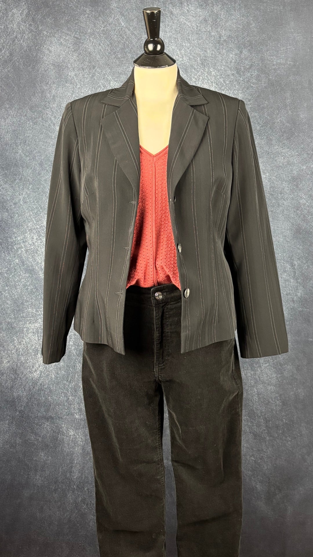 Chandail en tricot fin ajouré en mélange de coton et laine rouille rosé Part Two, taille medium. Vue de l'agencement avec le pantalon en velours côtelé noir Part Two et le blazer à rayures Tilley.