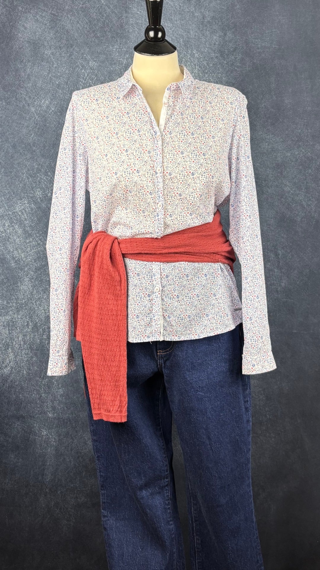 Chandail en tricot fin ajouré en mélange de coton et laine rouille rosé Part Two, taille medium. Vue de l'agencement avec le jeans foncé Denim Forum et le chemisier Saint James floral.