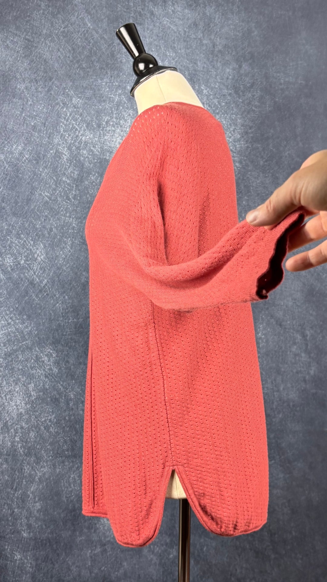 Chandail en tricot fin ajouré en mélange de coton et laine rouille rosé Part Two, taille medium. Vue de côté, manche relevée.
