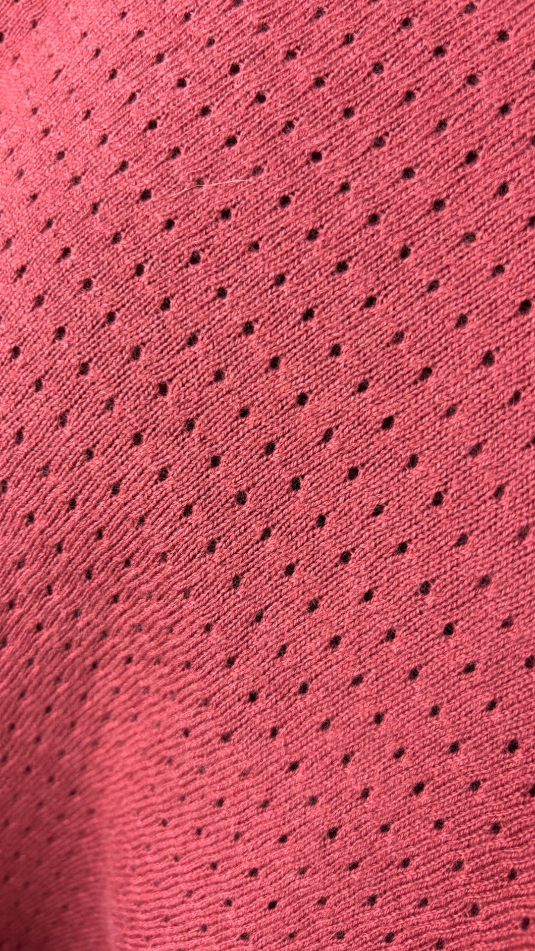 Chandail en tricot fin ajouré en mélange de coton et laine rouille rosé Part Two, taille medium. Vue de près du tricot.