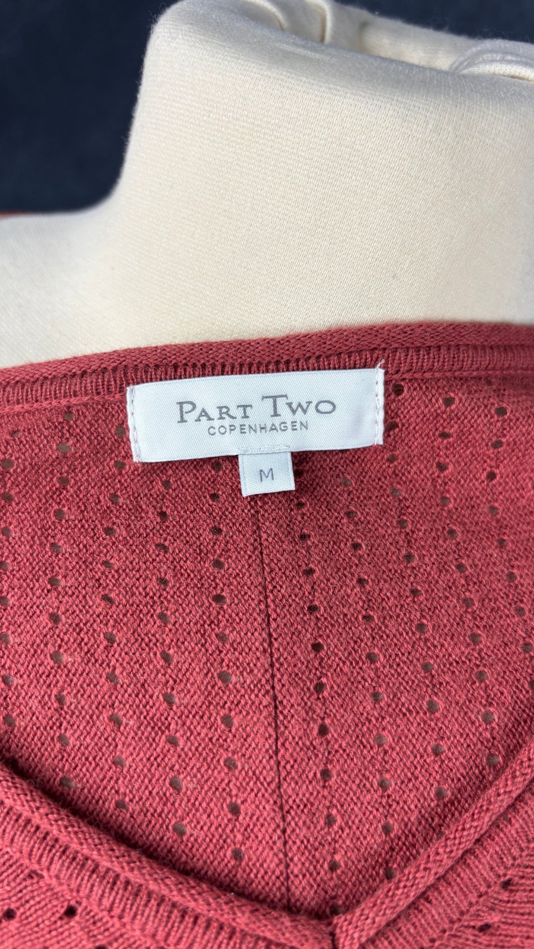 Chandail en tricot fin ajouré en mélange de coton et laine rouille rosé Part Two, taille medium. Vue de l'étiquette.