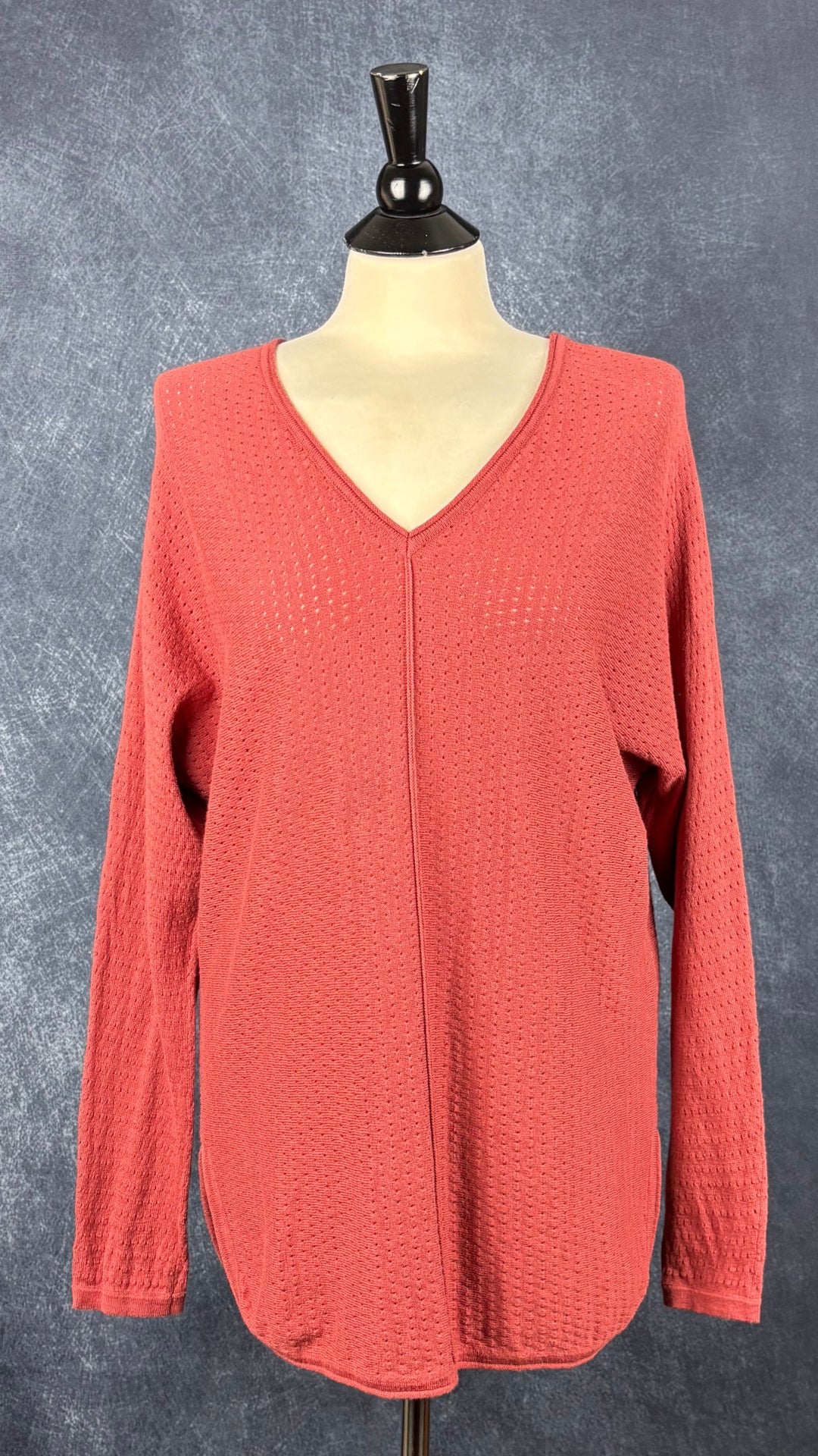 Chandail en tricot fin ajouré en mélange de coton et laine rouille rosé Part Two, taille medium. Vue de face.