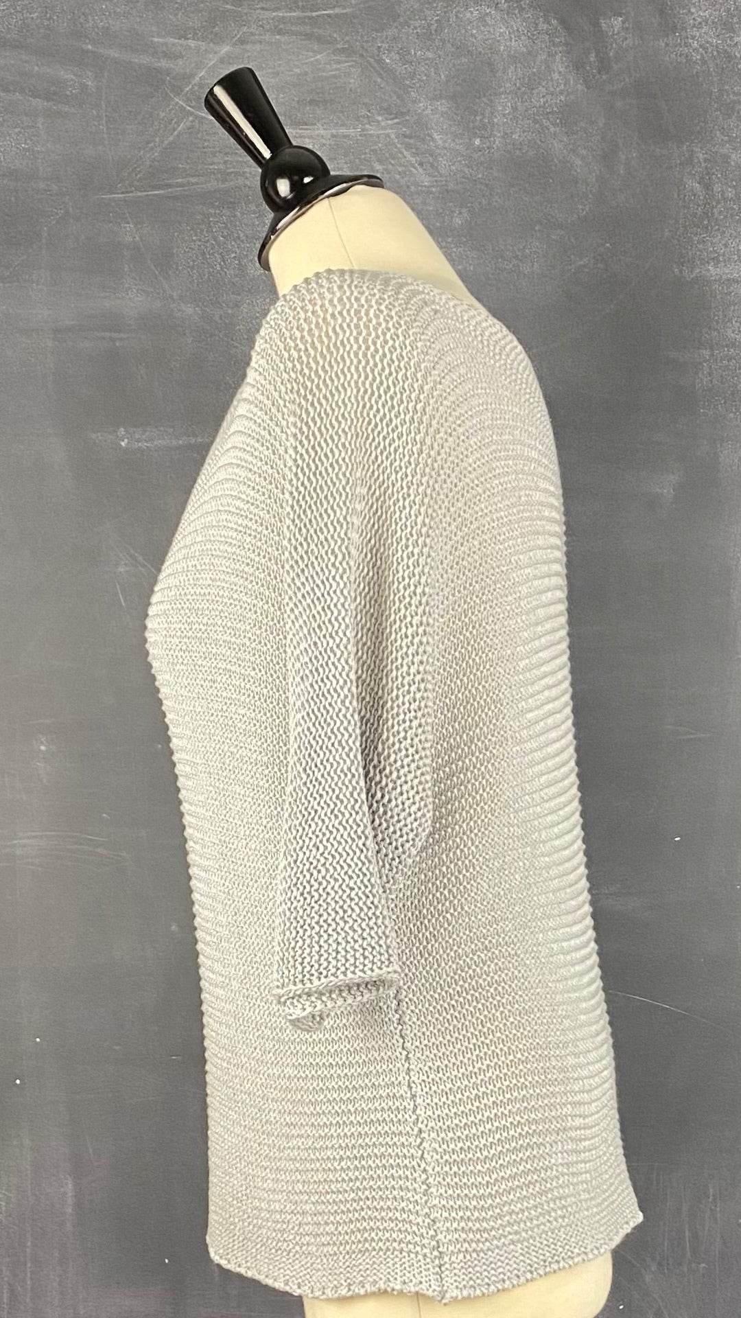 Chandail en tricot ajouré gris M Made in Italy, taille medium. Vue de côté.