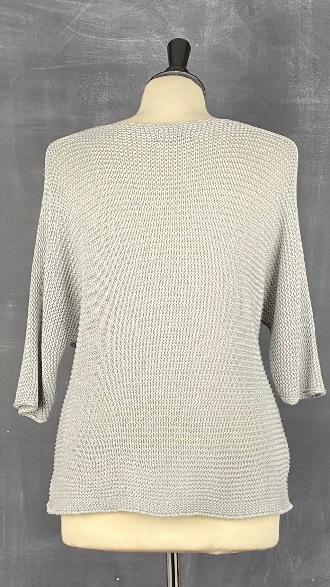 Chandail en tricot ajouré gris M Made in Italy, taille medium. Vue de dos.