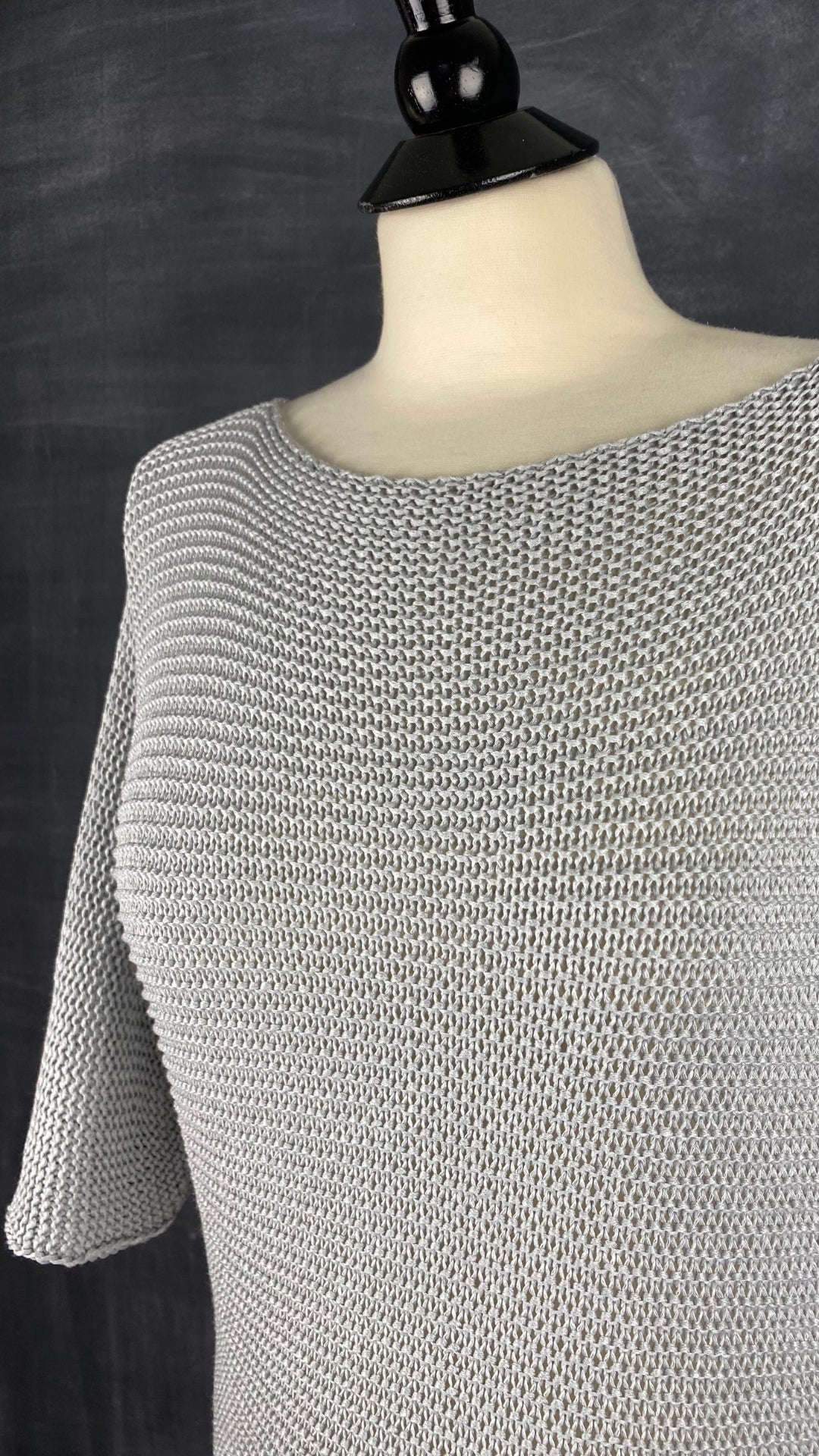 Chandail en tricot ajouré gris M Made in Italy, taille medium. Vue de l'encolure.