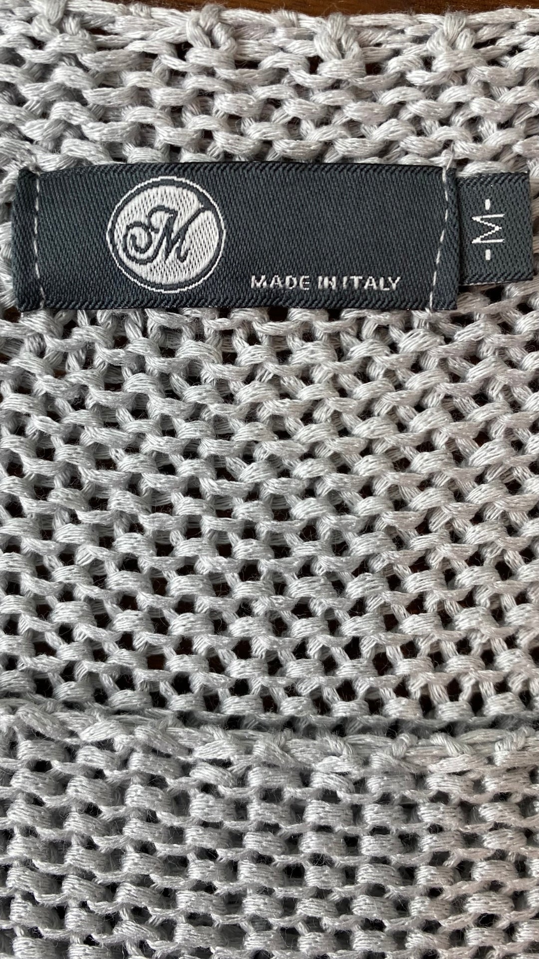 Chandail en tricot ajouré gris M Made in Italy, taille medium. Vue de l'étiquette de marque et taille.
