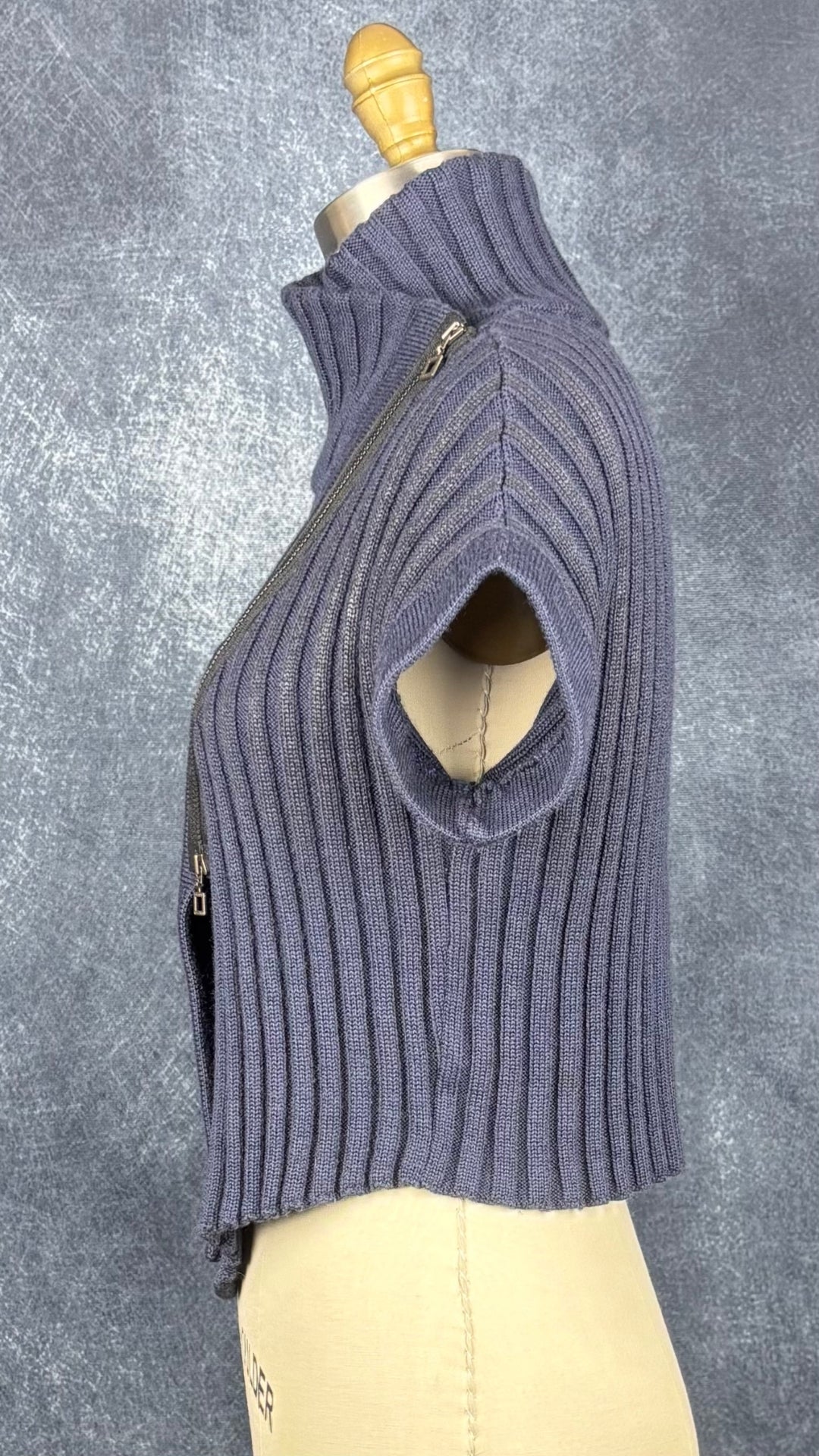 Chandail en tricot asymétrique bleu acier et noir avec fermeture à glissière et col 3 façons Sarah Pacini, xs à medium. Vue de côté.