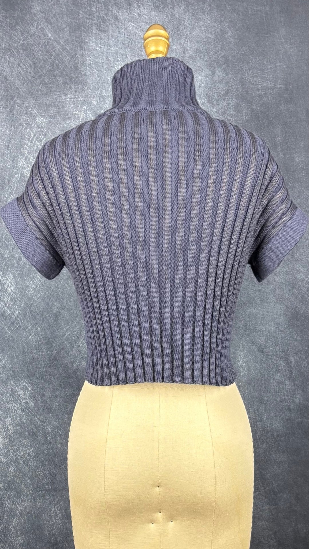 Chandail en tricot asymétrique bleu acier et noir avec fermeture à glissière et col 3 façons Sarah Pacini, xs à medium. Vue de dos.