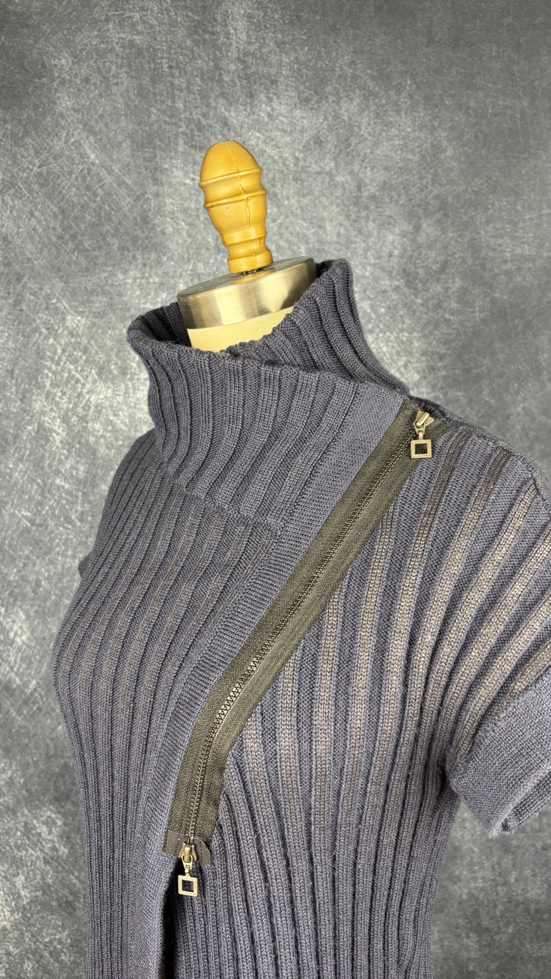 Chandail en tricot asymétrique bleu acier et noir avec fermeture à glissière et col 3 façons Sarah Pacini, xs à medium. Vue de  l'encolure complètement fermée.