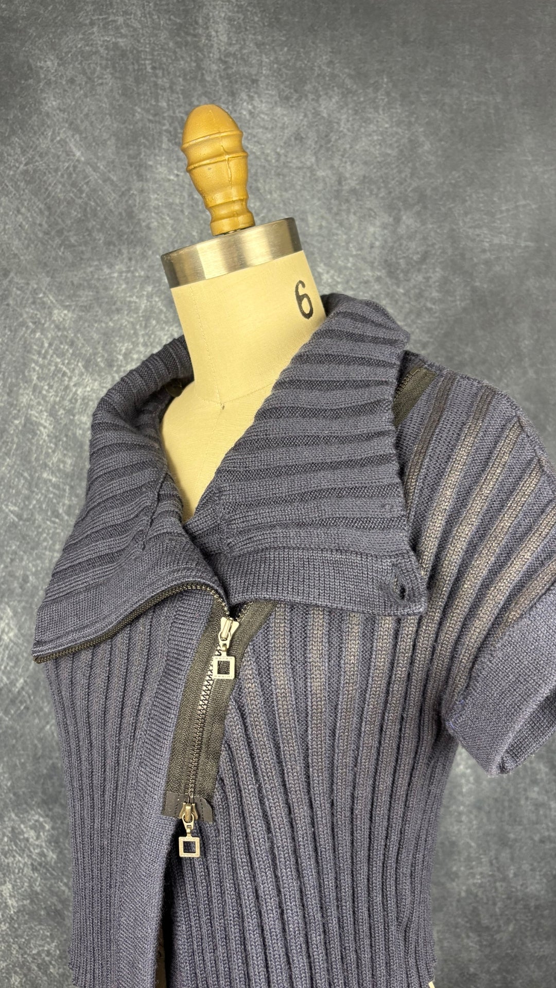 Chandail en tricot asymétrique bleu acier et noir avec fermeture à glissière et col 3 façons Sarah Pacini, xs à medium. Vue de l'encolure ouverte au complet.