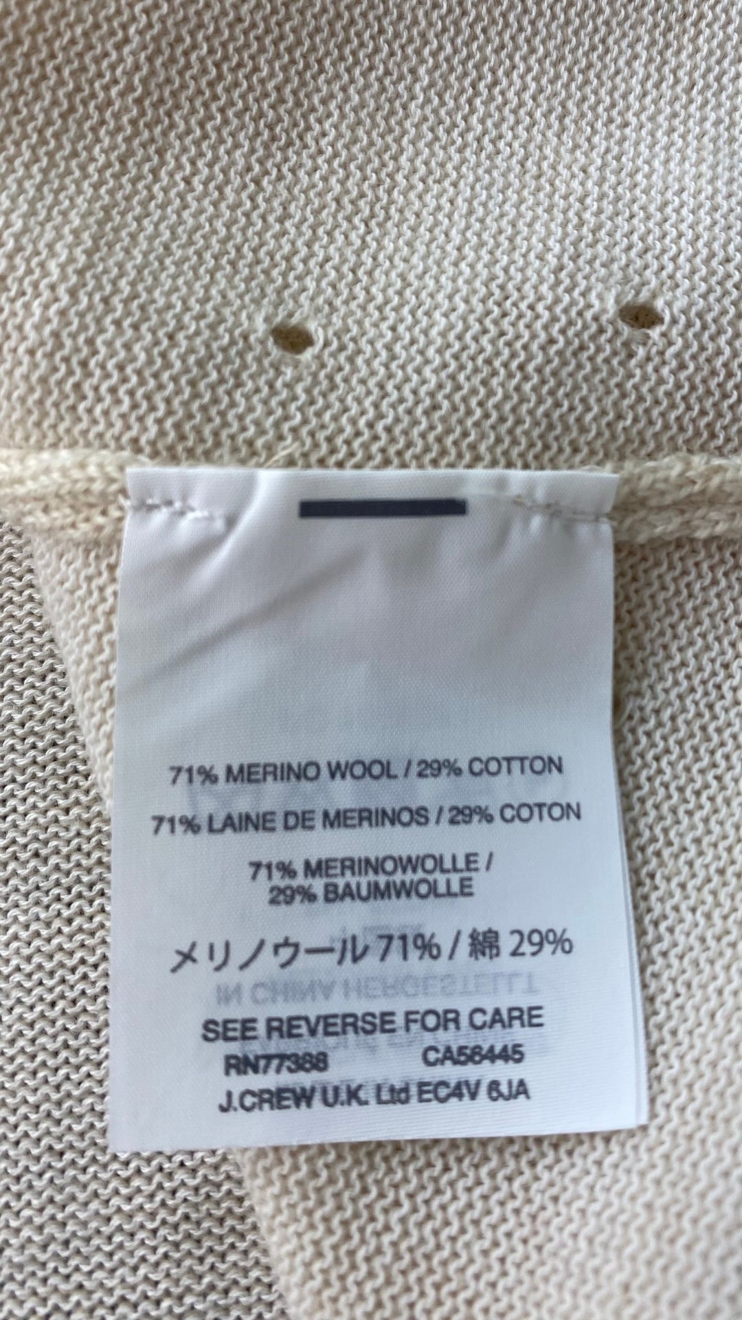 Chandail tricot avoine mélange de laine mérinos et coton, marque J.Crew, taille small. Vue de l'étiquette de composition.