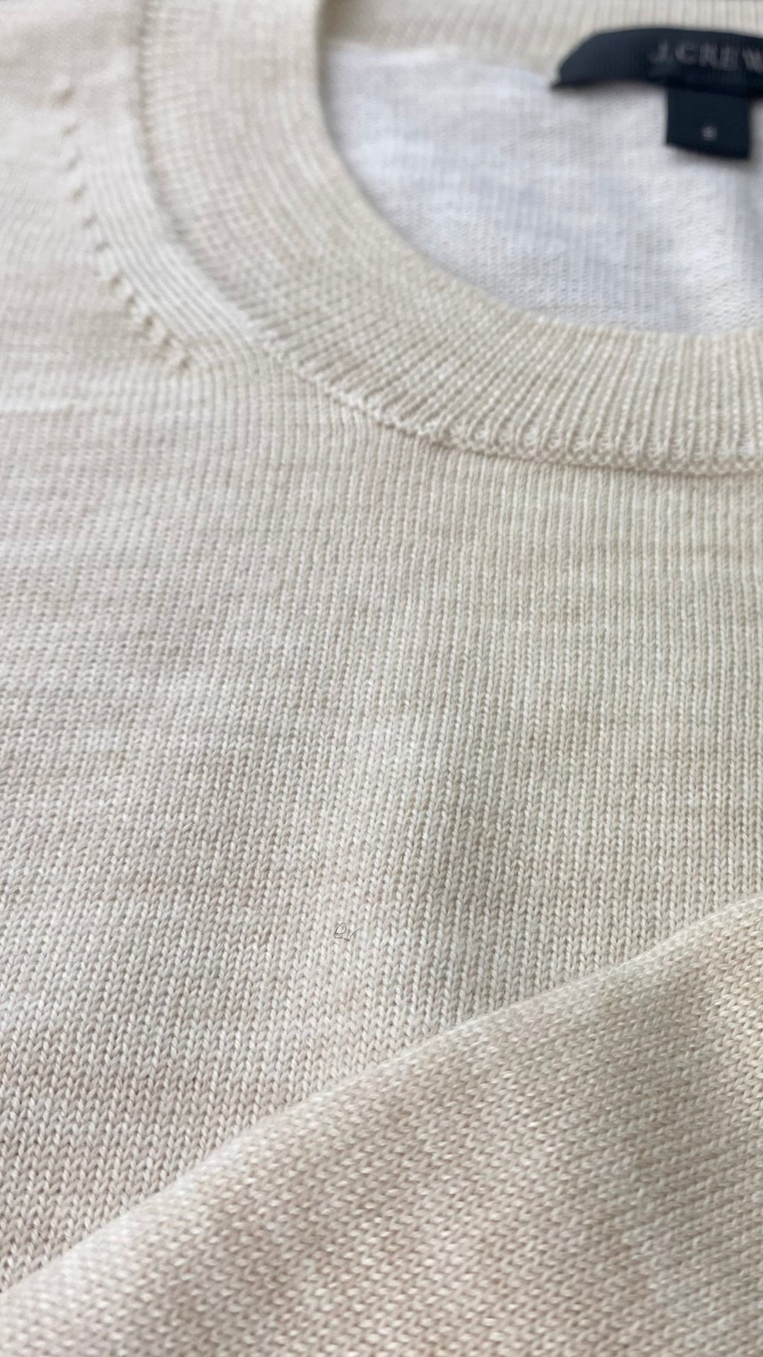 Chandail tricot avoine mélange de laine mérinos et coton, marque J.Crew, taille small. Vue de l'encolure.
