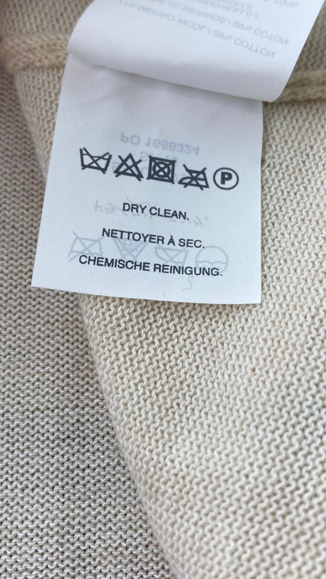 Chandail tricot avoine mélange de laine mérinos et coton, marque J.Crew, taille small. Vue de l'étiquette d'entretien.