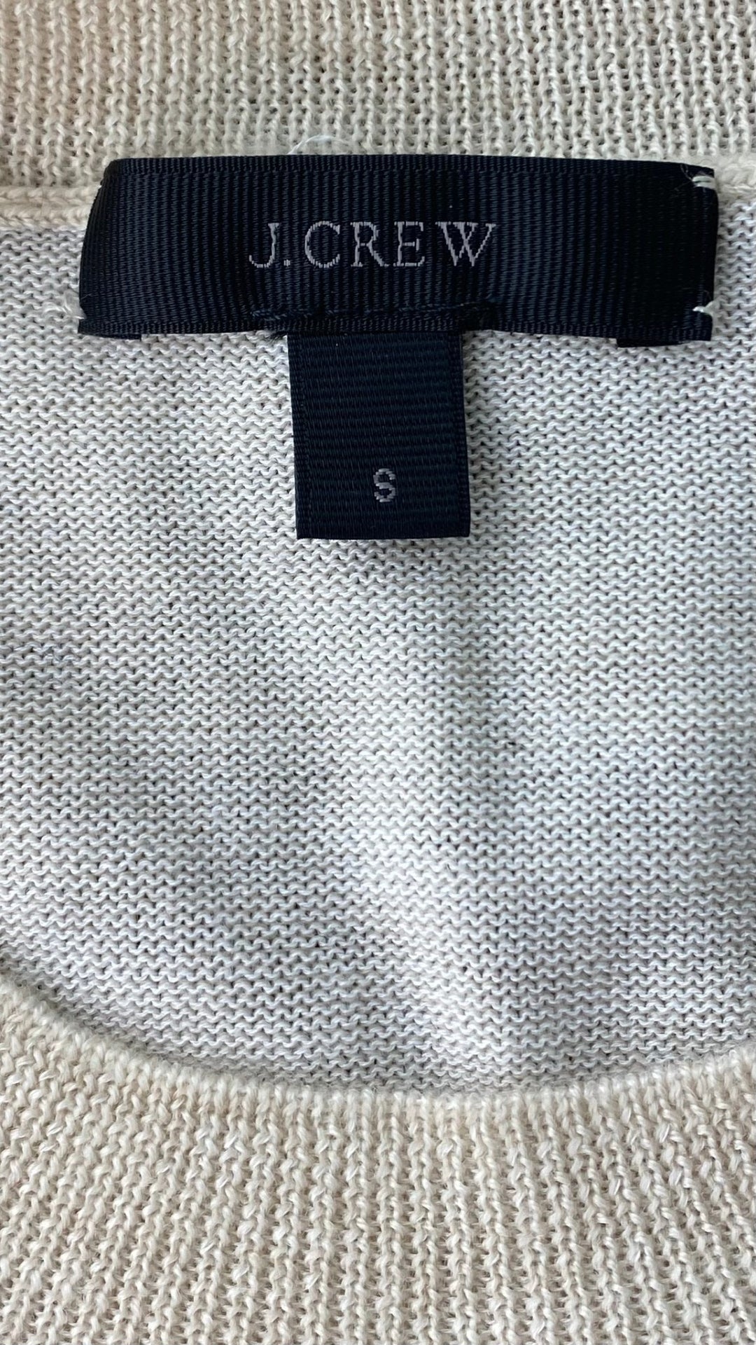 Chandail tricot avoine mélange de laine mérinos et coton, marque J.Crew, taille small. Vue de l'étiquette de marque et taille.