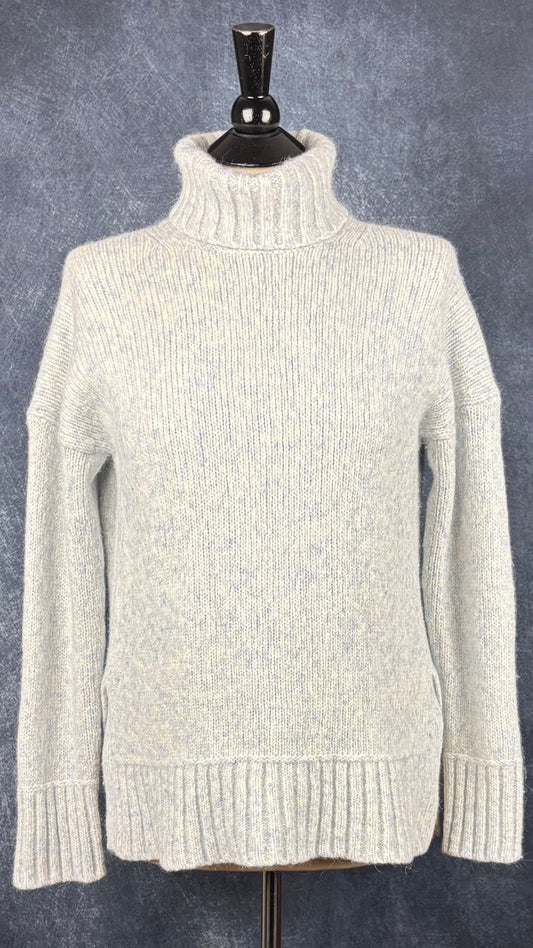 Chandail en tricot bleu doux chiné Everlane, taille medium. Vue de face.