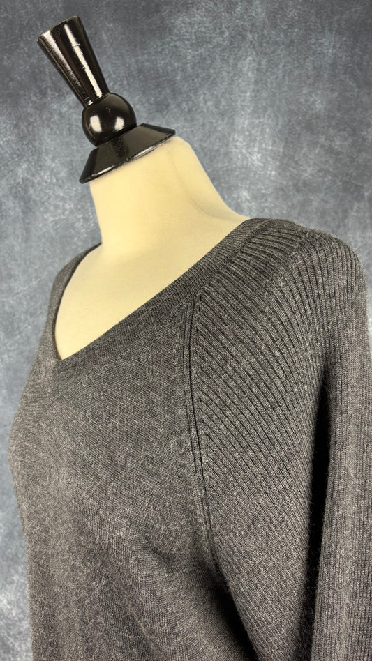 Chandail en tricot charcoal doux et extensible à col en V et manches raglan Part Two, taille large. Vue de l'encolure.
