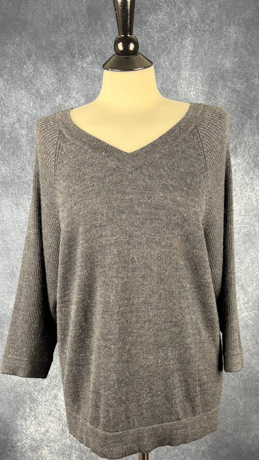 Chandail en tricot charcoal doux et extensible à col en V et manches raglan Part Two, taille large. Vue de face.